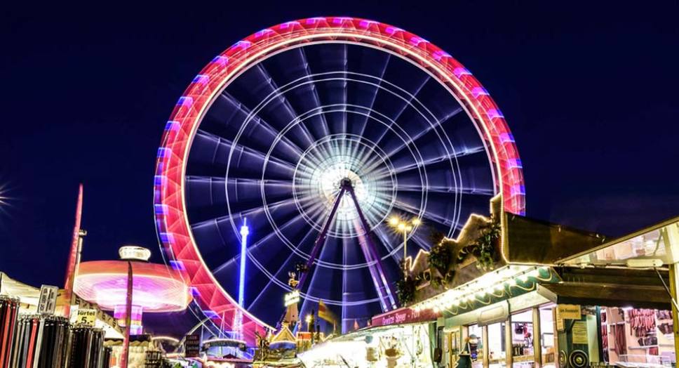 ein Riesenrad auf einem Jahrmarkt