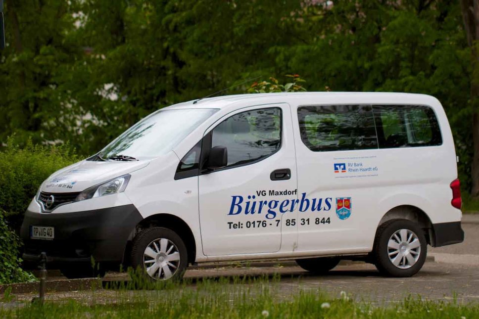 weißes Fahrzeug, der Bürgerbus der Verbandsgemeinde Maxdorf