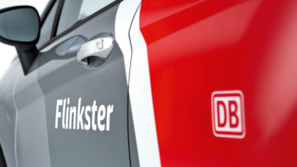 Autotür mit dem Schriftzug Flinkster und dem DB Logo