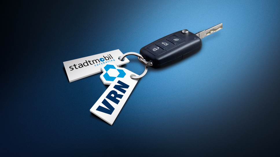 Autoschlüssel mit 2 Schlüsselanhängern, die das VRN-Logo und das Stadtmobil-Logo zeigen