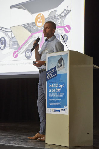 Redner Frank Dommasch am Rednerpult