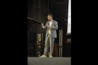 Herr Daniel Junk am Rednerpult