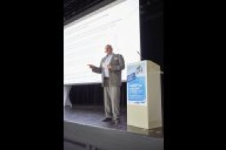 Herr Han Joosten am Rednerpult