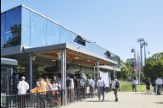 eine Gruppe Personen am Eingang zur Seilbahn