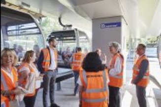 Besucher an der Seilbahn