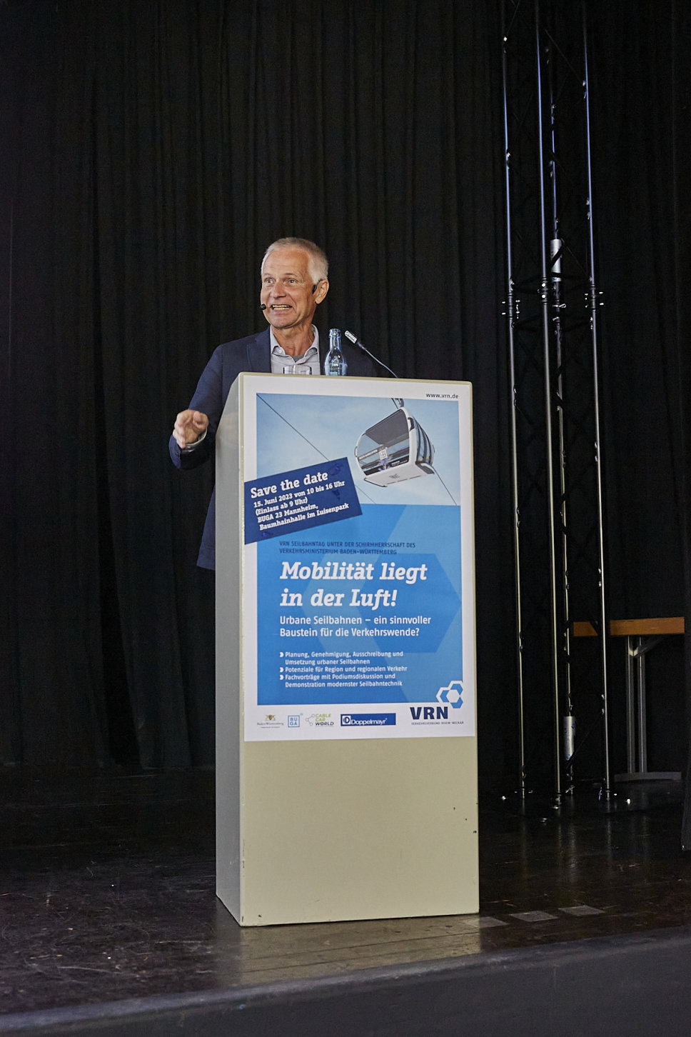 Redner am Rednerpult