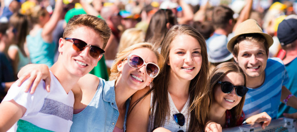 eine lachende Gruppe junger Leute