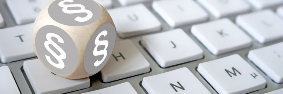 ein Würfel mit dem Paragraphen Zeichen liegt auf einer Computertastatur