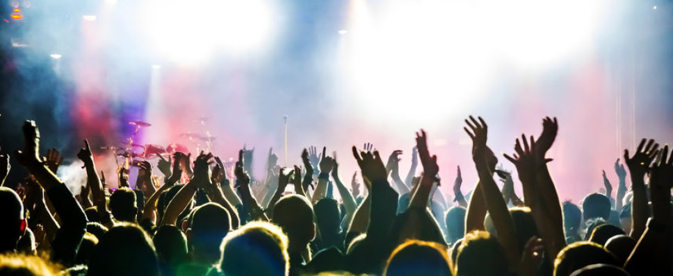 Jubelnde Menschen bei einem Konzert